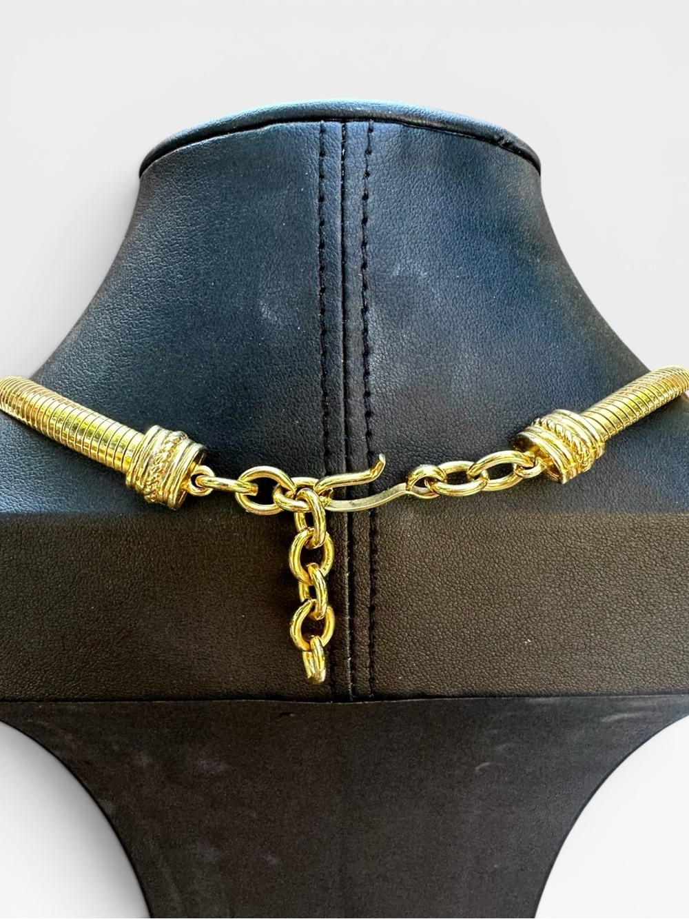 MONET 1980s Vintage Gold and Ivory Enamel Omega Tubogas Collar Necklace - Picture 14 of 16